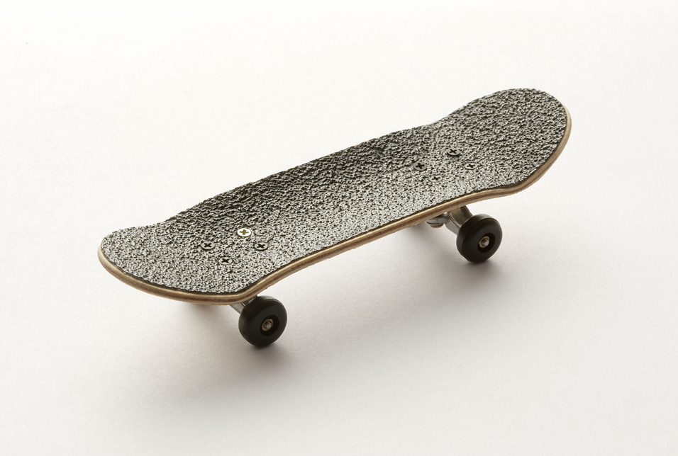 closeup-fingerskate-board2.jpg